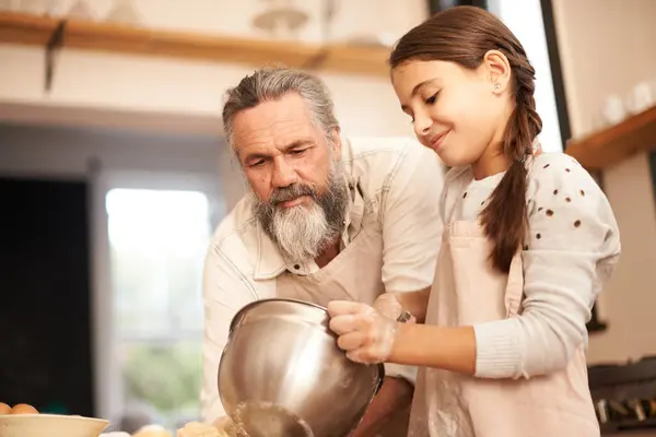 Meisje Kind Grootvader Met Bakken Keuken Voor Koken Mixen Lesgeven — Stockfoto