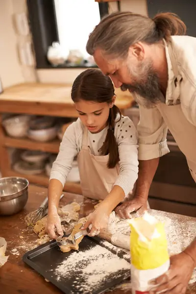 Menina Criança Avô Com Cozinhar Cozinha Para Biscoitos Assar Ensinar — Fotografia de Stock