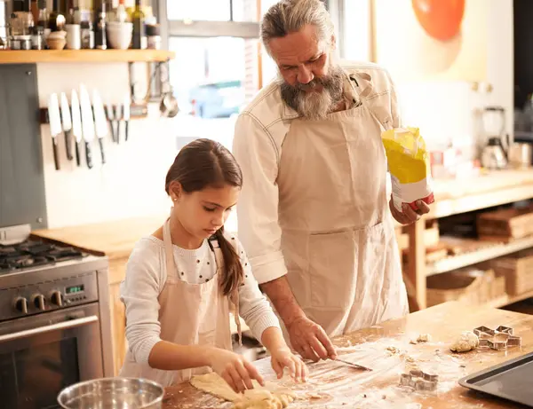 Menina Criança Avô Com Farinha Cozinha Para Cozinhar Assar Ensinar — Fotografia de Stock