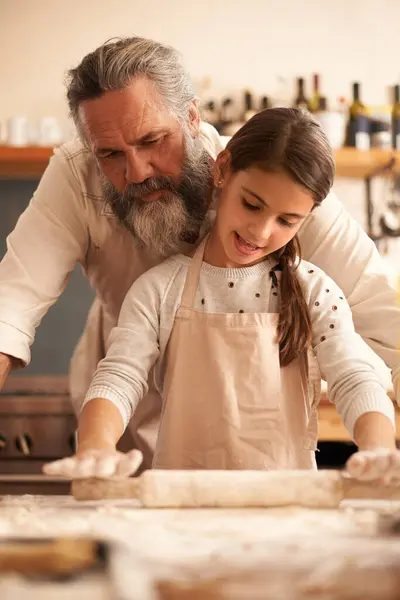 Meisje Kind Grootvader Voor Het Koken Met Deeg Voor Het — Stockfoto