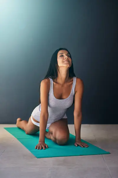 Esterilla Yoga Bienestar Mujer Tranquila Estirándose Apartamento Para Zen Ejercicio —  Fotos de Stock