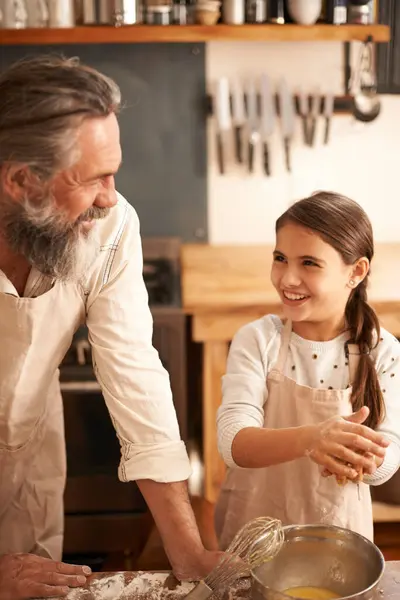 Meisje Kind Grootvader Met Koken Keuken Voor Mixen Bakken Lesgeven — Stockfoto