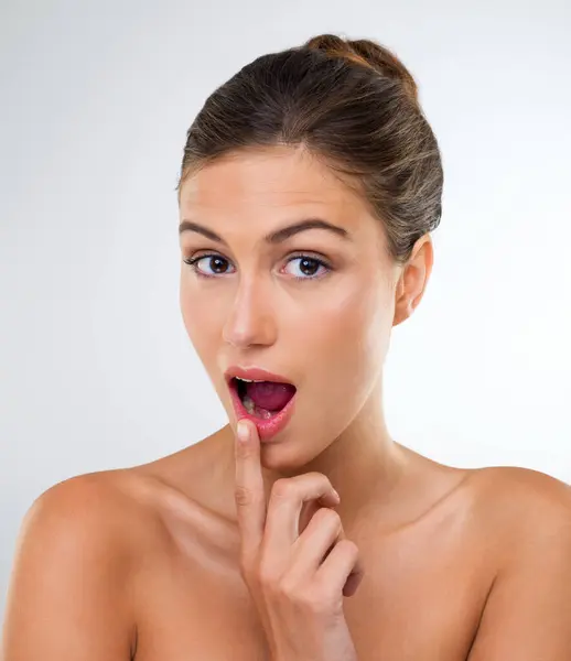 Vrouw Portret Lippenstift Met Verrassing Voor Schoonheid Huidverzorging Een Witte — Stockfoto