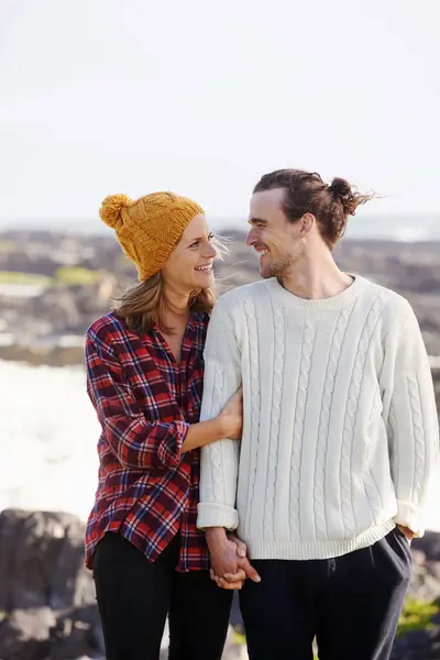 Klem Kjærlighet Par Med Havvandring Vinteren Bonding Romantisk Forhold Slappe – stockfoto