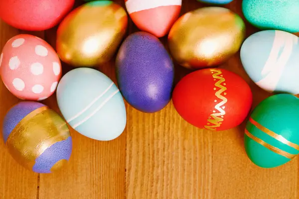 复活节 彩蛋和花纹装饰与甜蜜的礼物或节日假期 礼物或甜点 加拿大的壳 手工艺品和传统糖果 巧克力或糖果 — 图库照片