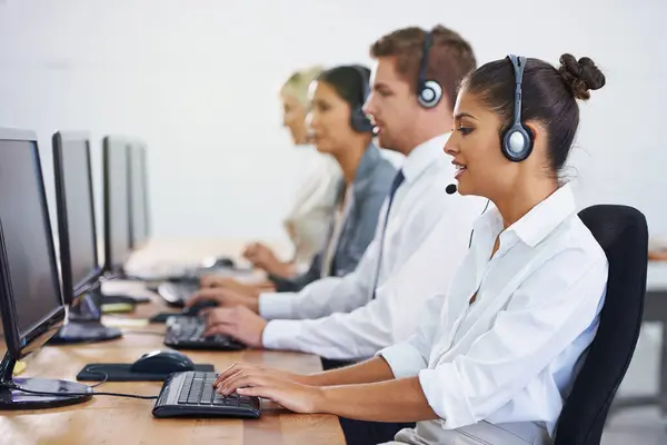 Helpdesk Team Telefoongesprek Met Vrouwen Mannen Typen Computer Bij Klantenservice — Stockfoto
