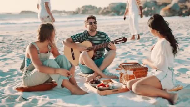 Vrienden Picknick Strand Gitaar Voor Muziek Met Leuke Openlucht Reünie — Stockvideo