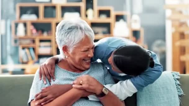 Mulher Feliz Enfermeira Abraço Com Paciente Para Cuidados Saúde Apoio — Vídeo de Stock