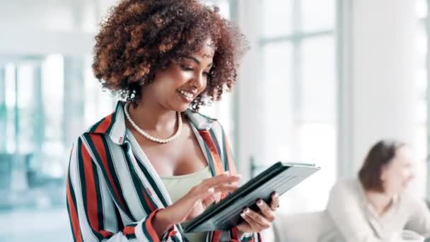 Ευτυχισμένη Μαύρη Γυναίκα Και Περιήγηση Tablet Στο Γραφείο Για Έρευνα — Αρχείο Βίντεο