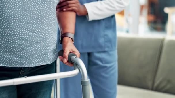 Patient Krankenschwester Und Gehgestell Zur Unterstützung Oder Rehabilitation Bei Verletzungen — Stockvideo