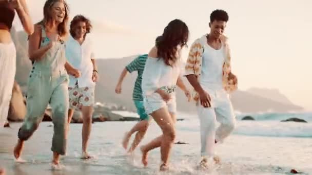 Φίλοι Παρέες Τρέξιμο Στην Παραλία Για Δέσιμο Ταξίδια Την Ευτυχία — Αρχείο Βίντεο