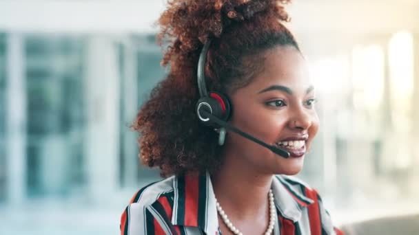 呼叫中心 客户支持和黑人妇女在办公室谈论咨询 帮助和Crm服务 带耳机进行联系 连接和通信的电话推销 网络和商务人士 — 图库视频影像