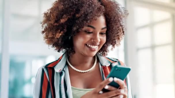 ハッピーで黒人女性で コミュニケーション ソーシャルメディア ネットワーキングのためにオフィスで電話を入力します オンラインチャット テキスト アプリのためのスマートフォンで笑顔を持つアフリカの女性の顔 — ストック動画