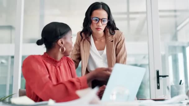 Laptop Formação Mulheres Negócios Falando Feedback Revisão Projeto Pesquisa Line — Vídeo de Stock