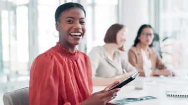 Siyahi bir kadın, liderlik, iletişim ve iletişim için tablet ve toplantılar. İş yerindeki internet araştırmalarında teknolojiye gülümseyen Afrikalı kadın ya da çalışan portresi.