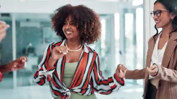 Γυναίκες Ομάδα Και Χορός Κατά Την Εκκίνηση Στο Γραφείο Χειροκροτήματα — Αρχείο Βίντεο