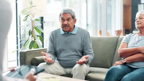 Seniorenpaar Therapeut Und Beratung Mit Tablette Bei Konflikten Streit Oder — Stockvideo