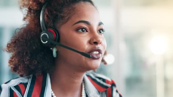 コンサルティング ヘルプ Crmサポートのためのオフィスのコールセンター カスタマーサービス 黒人女性 コンタクト コミュニケーションのためのヘッドセットを持つテレマーケティング ネットワーキング ビジネスパーソン — ストック動画