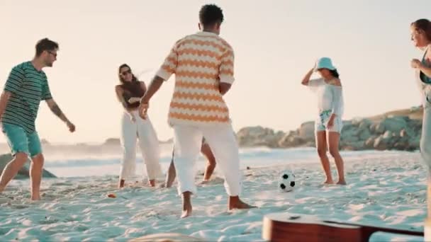 Ευτυχισμένοι Άνθρωποι Ενεργοί Παίζουν Ποδόσφαιρο Δίπλα Στον Ωκεανό Στις Διακοπές — Αρχείο Βίντεο