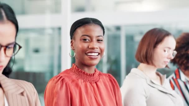 ハッピーな女性 チーム オフィスでのキャリアの機会や野心のために会うために列を持つビジネス アフリカ人女性の肖像画 インターンまたは従業員 仕事や採用のための待合室で笑顔 — ストック動画