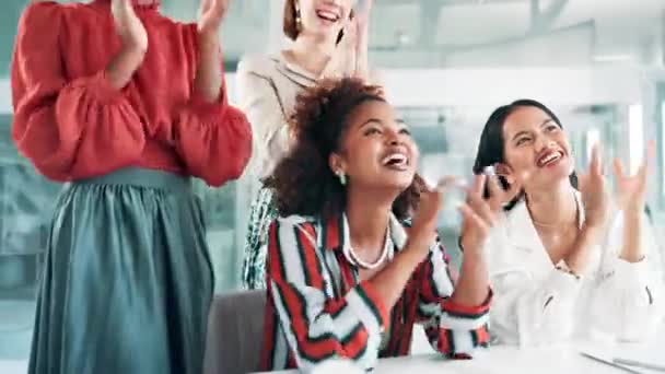 女性或商界人士为获胜 团队支持或激励而鼓掌 为目标目标或办公室成就而自豪或快乐的员工的微笑 庆祝或掌声 — 图库视频影像