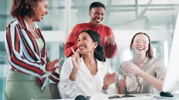 達成のためにコンピュータに拍手を送るお祝い オフィス ビジネスの人々 チームワーク 興奮する女性がオンラインニュース プロモーション 勝利のために手を挙げる — ストック動画