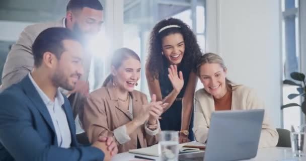 ラップトップ ビデオ通話 オフィスの従業員からの拍手 企業での祝賀 コラボレーション ビジネスミーティングでチームワークのために成功 幸せに興奮する同僚 — ストック動画