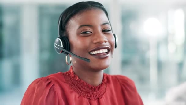 コンサルティング ヘルプ Crmサービスのための幸せな黒人女性のコールセンター カスタマーサポートと顔 コンタクト コミュニケーションのためのビジネスパーソンのテレマーケティング ネットワーキング — ストック動画