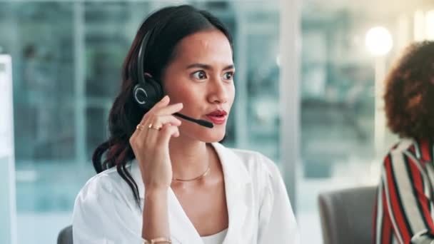 呼叫中心 客户支持和办公室妇女洽谈咨询 帮助和客户关系管理服务 带耳机的电话推销 联网和商务人员 用于联系 连接和通信 — 图库视频影像
