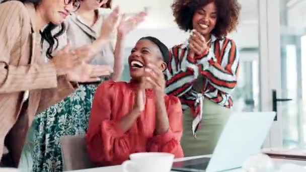 Izgatott Üzletemberek Taps Laptoppal Gratulálok Nyertes Vagy Csapat Promóció Irodában — Stock videók
