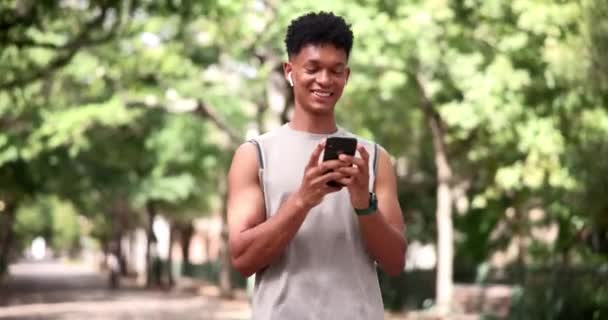 Человек Ходьба Мобильный Телефон Природе Упражнениями Онлайн Общение Здорового Здоровья — стоковое видео