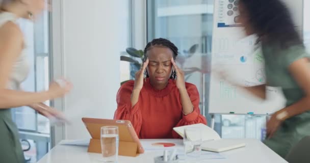 Stress Gefrustreerde Zakenvrouw Met Hoofdpijn Vermoeidheid Werkdruk Deadline Spanning Carrière — Stockvideo