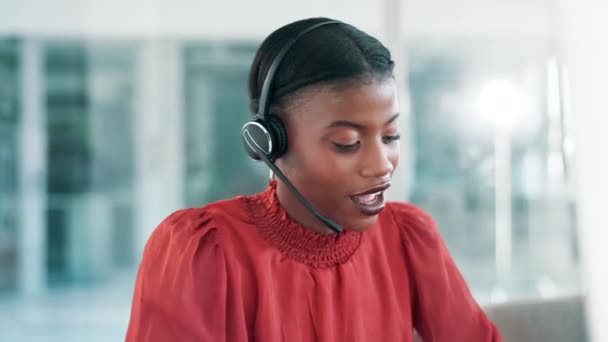 コンサルティング ヘルプ Crmサービスのためのオフィスのコールセンター カスタマーサポート 黒人女性 コンタクト コミュニケーションのためのヘッドセットを持つテレマーケティング ネットワーキング ビジネスパーソン — ストック動画