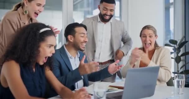 Gente Negocios Aplausos Laptop Con Logro Éxito Celebración Profesional Con — Vídeo de stock