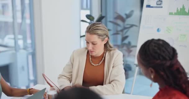 Gegevensanalyse Vrouw Teamwork Met Documenten Vergadering Voor Statistische Beoordeling Financiële — Stockvideo
