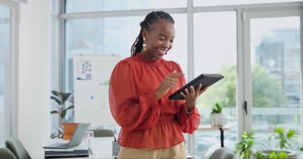 Černá Žena Smích Kancelář Tabletem Pro Video Nebo Sociální Média — Stock video