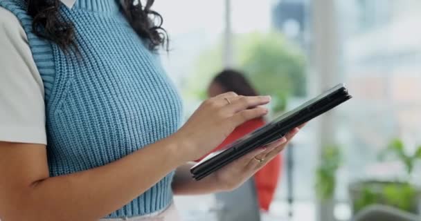 Tablet Hænder Business Person Rulle Forskning Eller Læse Mail Internettet – Stock-video