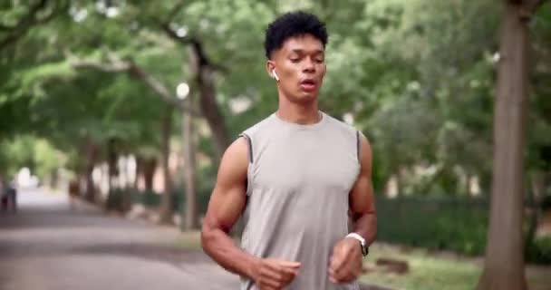 Man Fitness Hardlopen Met Horloge Voor Het Controleren Van Tijd — Stockvideo
