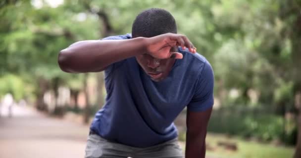 Парк Мышление Черный Человек Беге Упражнения Открытом Воздухе Тренировки Тренировки — стоковое видео