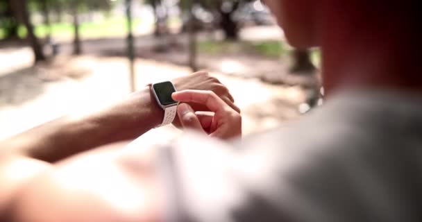 Atleta Mãos Corredor Parque Com Relógio Inteligente Para Frequência Cardíaca — Vídeo de Stock