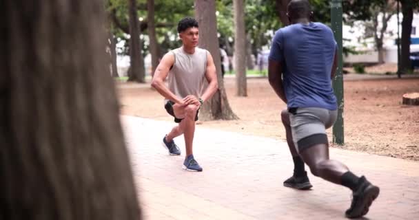 Eğitmen Erkek Dışarıda Spor Yapmak Antrenman Yapmak Konuşmak Için Doğada — Stok video