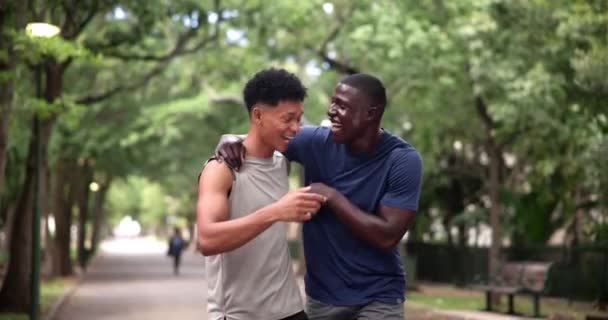 Amici Divertimento Fitness Con Gli Uomini Abbraccio Risate Con Allenamento — Video Stock