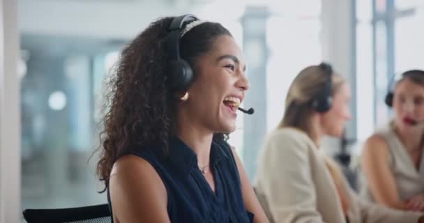 商务女性 面向和呼叫中心的客户支持 沟通和服务与电子商务常见问题 快乐的员工 代理人或墨西哥顾问在虚拟聊天中大笑 帮助和联系我们 — 图库视频影像
