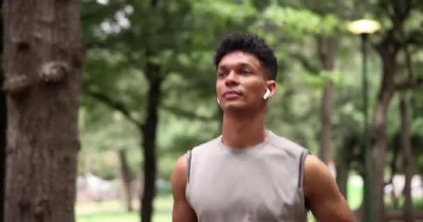 Fitness Hardlopen Man Met Oortjes Het Park Voor Outdoor Ochtendtraining — Stockvideo