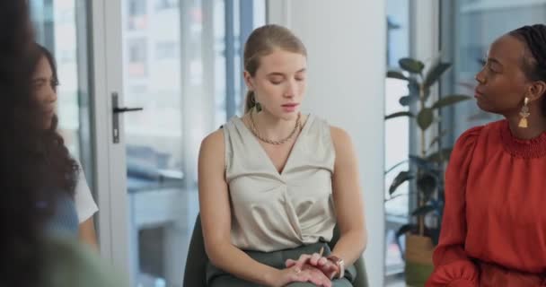 Vrouw Huilen Steun Therapie Voor Geestelijke Gezondheid Met Discussie Verdriet — Stockvideo