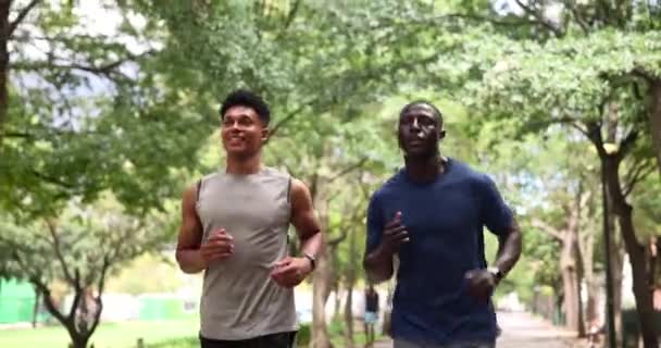 Fitness Running Hombres Juntos Naturaleza Para Entrenamiento Matutino Bosque Con — Vídeo de stock