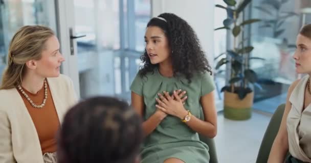 Mulher Triste Conversando Terapia Para Saúde Mental Com Discussão História — Vídeo de Stock