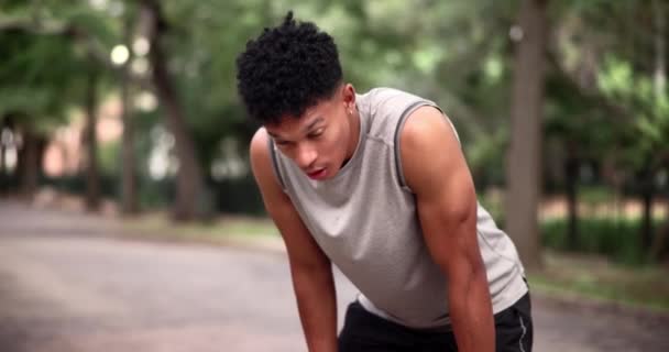 Cansado Quebrar Cara Homem Com Esportes Para Suor Exercício Treinamento — Vídeo de Stock