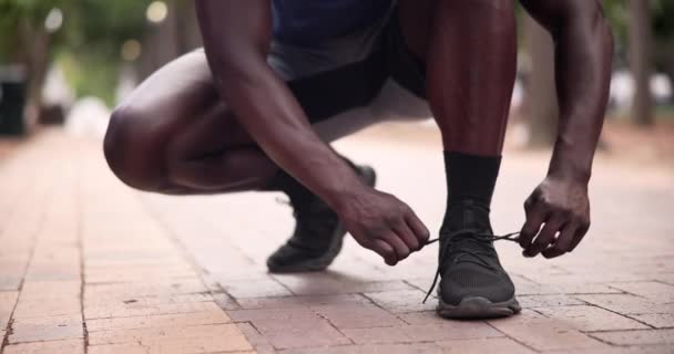 Koşucu Zemin Yolda Spor Yapmak Için Ayakkabı Bağı Olan Bir — Stok video