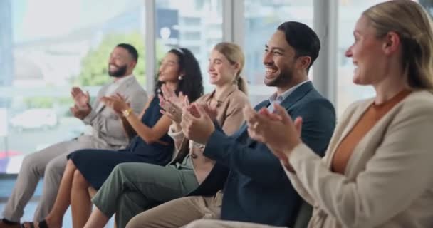 ビジネスの人々は チームサポート モチベーションのためのセミナープレゼンテーションで拍手します または祝賀のために誇り高き従業員の笑顔 聴衆または拍手 — ストック動画